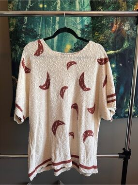 Vintage Cozy Off-White Knit Top with Rust Crescent Motif